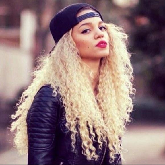 - ?28” LIGHT BLONDE LOOSE CURLY LACE FRONT WIG ? main image 9